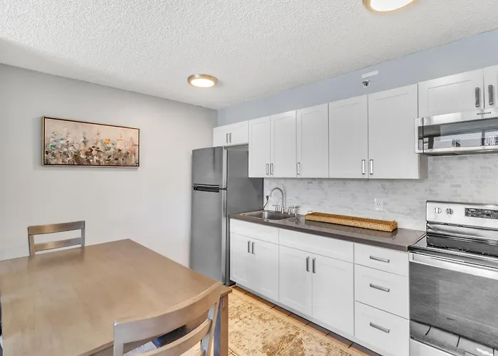 Tower 2 Suite 1208 -Qqe Condo